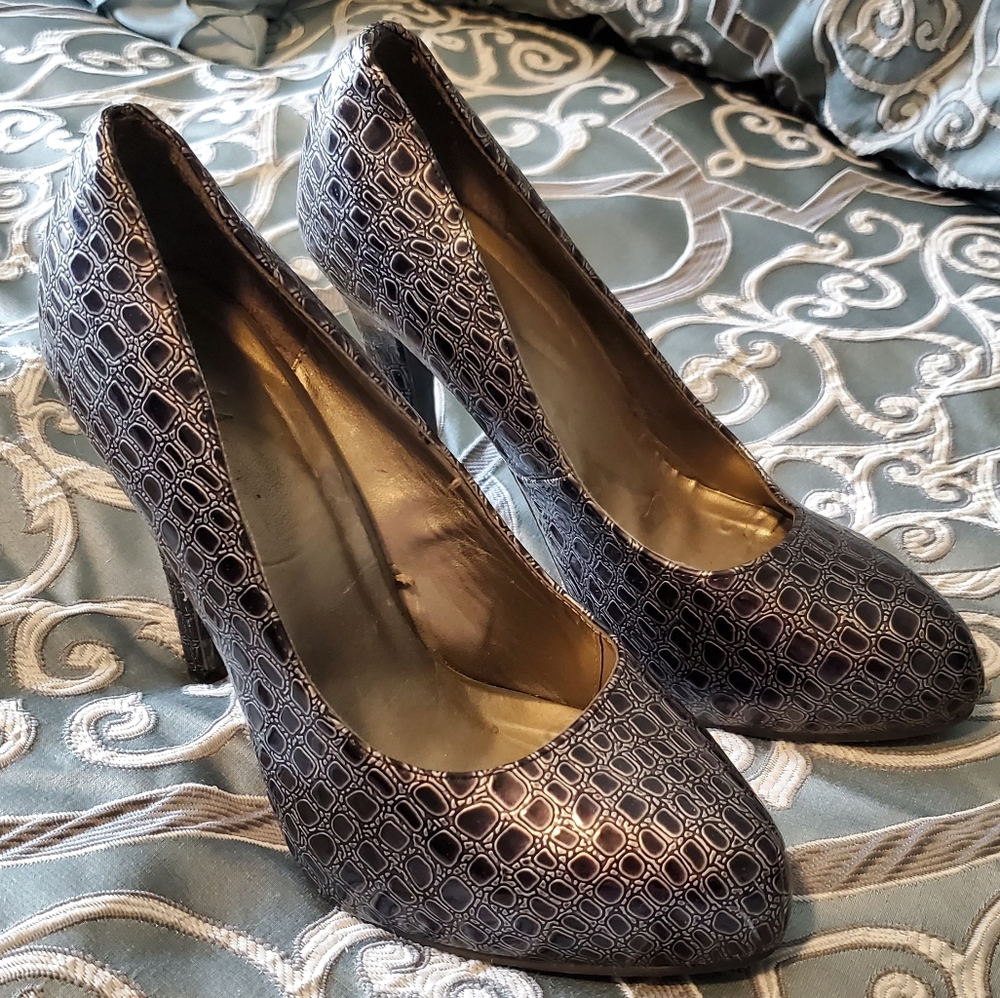 Black and silver faux 🐊 heels